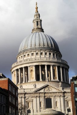Londra şehir merkezinde bir bina.