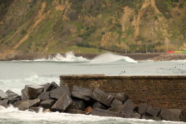 San Sebastian 'da dalgalar kıyıya vuruyor