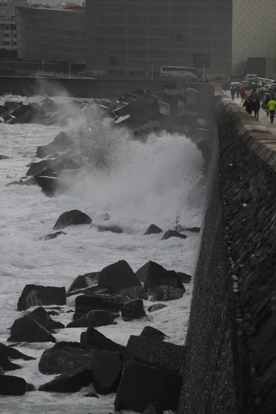 Κύματα Χτυπούν Την Ακτή Στο Σαν Σεμπάστιαν — Φωτογραφία Αρχείου