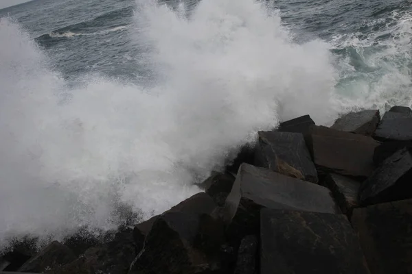 Hullámok Elérik San Sebastiant — Stock Fotó