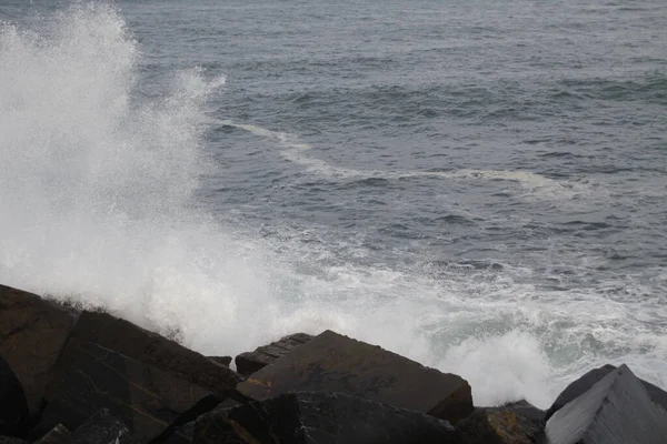 圣塞巴斯蒂安的海浪冲向海岸 — 图库照片