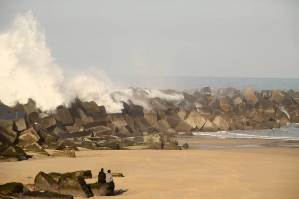 Κύματα Χτυπούν Την Ακτή Στο Σαν Σεμπάστιαν — Φωτογραφία Αρχείου