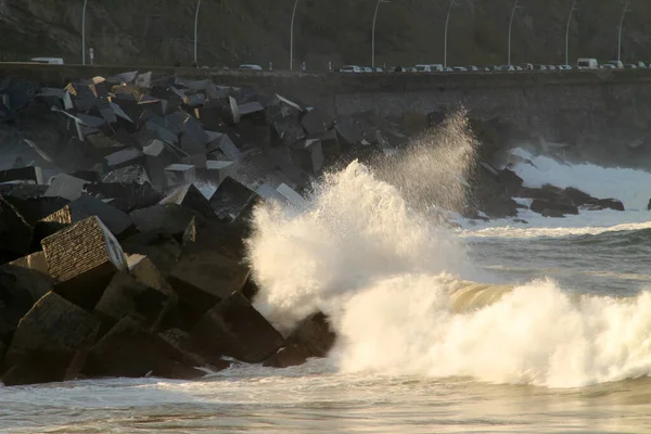 Vlny Narážející Pobřeží San Sebastiánu — Stock fotografie