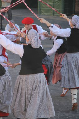Halk festivalinde geleneksel bas dansı