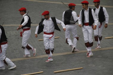Halk festivalinde geleneksel bas dansı