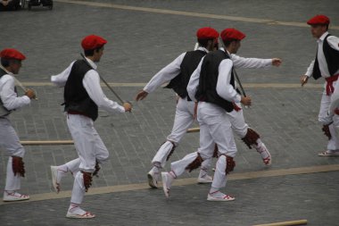 Halk festivalinde geleneksel bas dansı