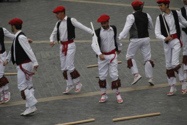 Halk festivalinde geleneksel bas dansı