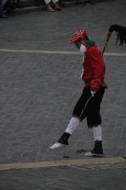 Halk festivalinde geleneksel bas dansı