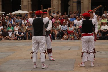 Halk festivalinde geleneksel bas dansı