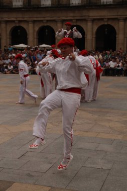 Halk festivalinde geleneksel bas dansı
