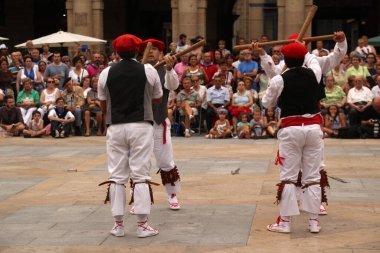 Halk festivalinde geleneksel bas dansı
