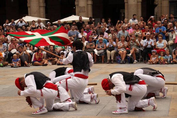 традиционные баскские танцы на народном фестивале