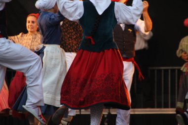 Halk festivalinde geleneksel bas dansı
