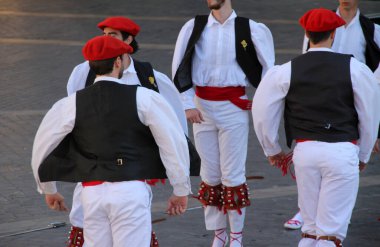 Halk festivalinde geleneksel bas dansı