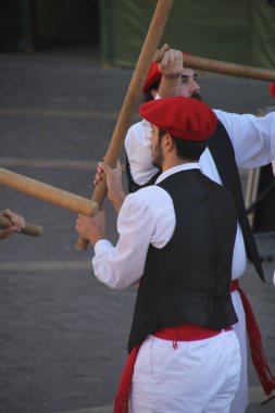 Halk festivalinde geleneksel bas dansı