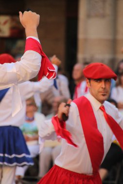 Halk festivalinde geleneksel bas dansı