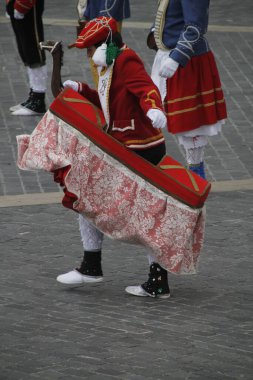 Halk festivalinde geleneksel bas dansı