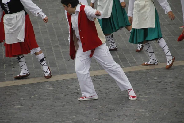 Halk Festivalinde Geleneksel Bas Dansı — Stok fotoğraf