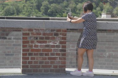 Sokakta yürüyen insanlar