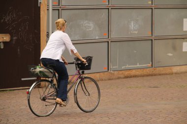 Kentsel bir ortamda bisiklet sürmek