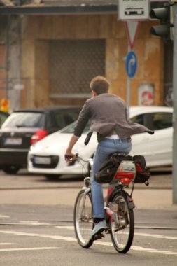 Kentsel bir ortamda bisiklet sürmek