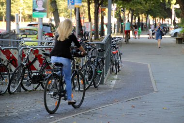 Kentsel bir ortamda bisiklet sürmek