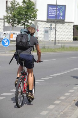 Kentsel bir ortamda bisiklet sürmek