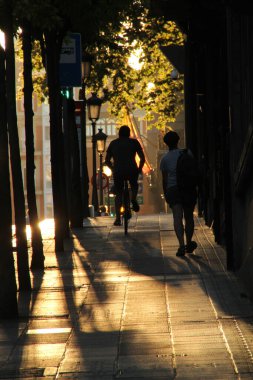 Kentsel bir ortamda bisiklet sürmek