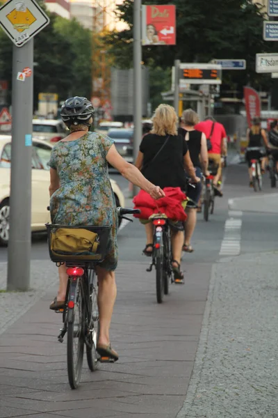 Andar Bicicleta Num Ambiente Urbano — Fotografia de Stock