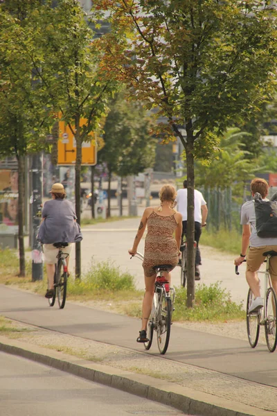 Andar Bicicleta Num Ambiente Urbano — Fotografia de Stock