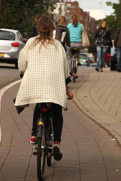 Andar Bicicleta Num Ambiente Urbano — Fotografia de Stock