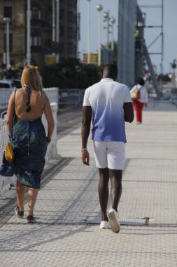Sokakta yürüyen çift