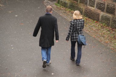 Sokakta yürüyen çift