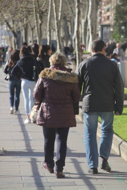 Sokakta yaşlanan insanlar