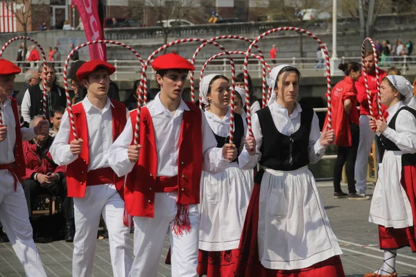 Geleneksel Bask dansı sokak festivalinde