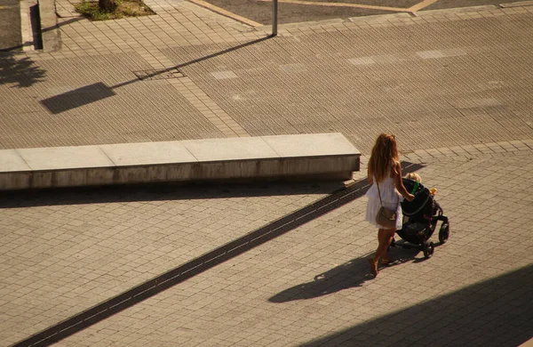 Jeune Femme Dans Rue — Photo