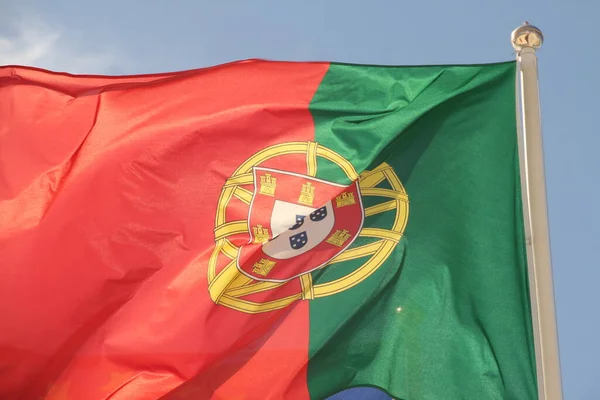 Bandeira Portuguesa Acenando — Fotografia de Stock