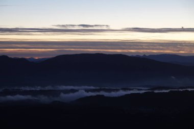 Dağlarda şafak vakti
