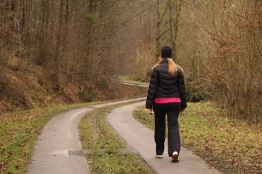 Kırsalda yürürken