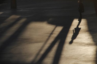 Sokakta paten kayarken