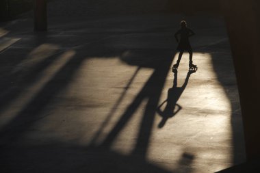 Sokakta paten kayarken