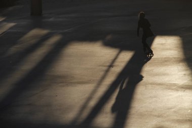 Sokakta paten kayarken