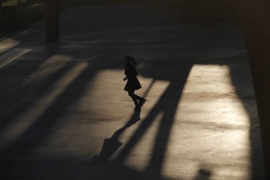 Sokakta paten kayarken