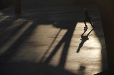 Sokakta paten kayarken