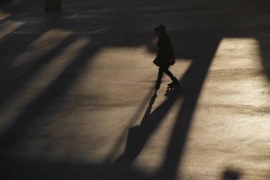 Sokakta paten kayarken