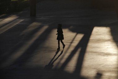 Sokakta paten kayarken