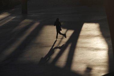 Sokakta paten kayarken