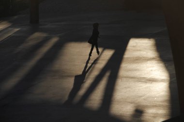 Sokakta paten kayarken