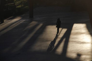 Sokakta paten kayarken