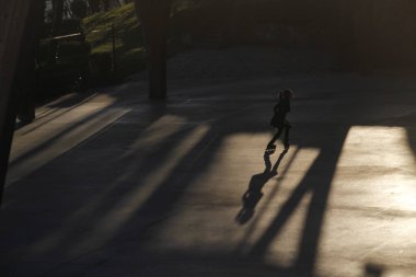 Sokakta paten kayarken